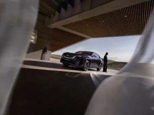 La Mazda CX-60 debutta al Salone di Bruxelles: design innovativo e tecnologia avanzata.