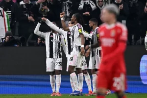 Juve batte Benfica con McKennie e Thuram, conquista i playoff con una vittoria decisiva.