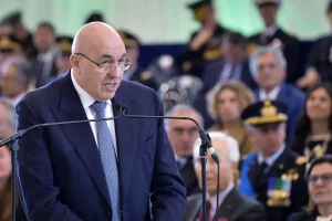 Giorno della Memoria: Crosetto onora le vittime e celebra la loro memoria storica.