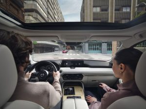Mazda: L’armonia del suono che trasforma l’esperienza di guida in un viaggio di benessere.