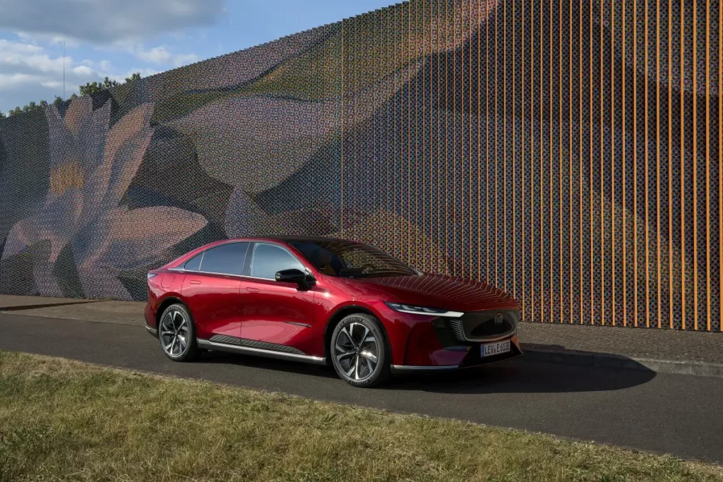 Mazda6e: un capolavoro di design finalista per il World Car Design of the Year 2026.