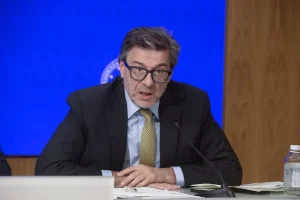 S&P conferma rating Italia e migliora outlook: Giorgetti, “Lavoro paga davvero”