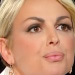 Odiava Berlusconi, ma prosperava grazie alla sua ricchezza.