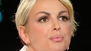 Odiava Berlusconi, ma prosperava grazie alla sua ricchezza.