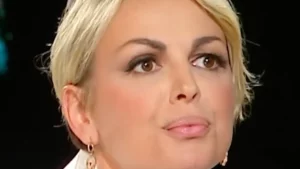 Odiava Berlusconi, ma prosperava grazie alla sua ricchezza.