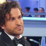 Osservarlo nel suo studio suscita emozioni intense e una profonda ammirazione.