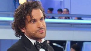 Osservarlo nel suo studio suscita emozioni intense e una profonda ammirazione.