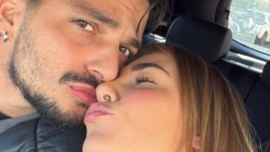 Cosa si nasconde dietro la segnalazione di Ciro tra i due? Scopri di più.