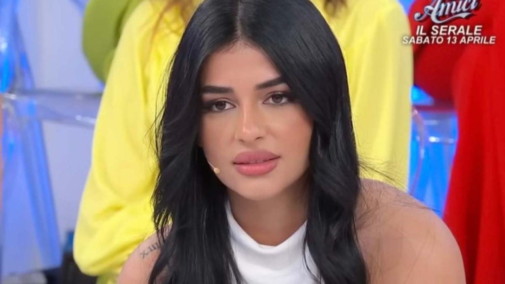 Marika Abbonato di Uomini e Donne criticata dopo la rinoplastica: ecco le reazioni.