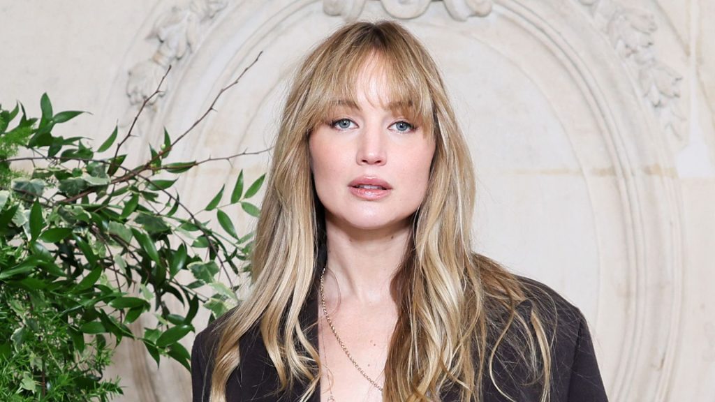 Jennifer Lawrence rivela come un semplice outfit in jeans possa trasformare il tuo stile.