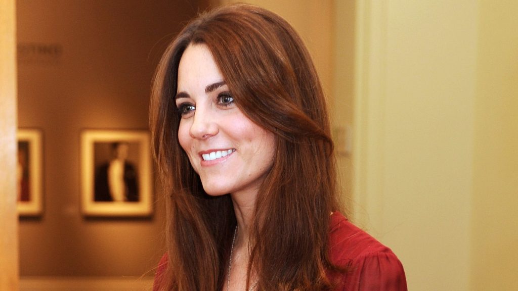 Il meraviglioso vestito rosso di Kate Middleton: l’eleganza perfetta per il suo 44° compleanno.