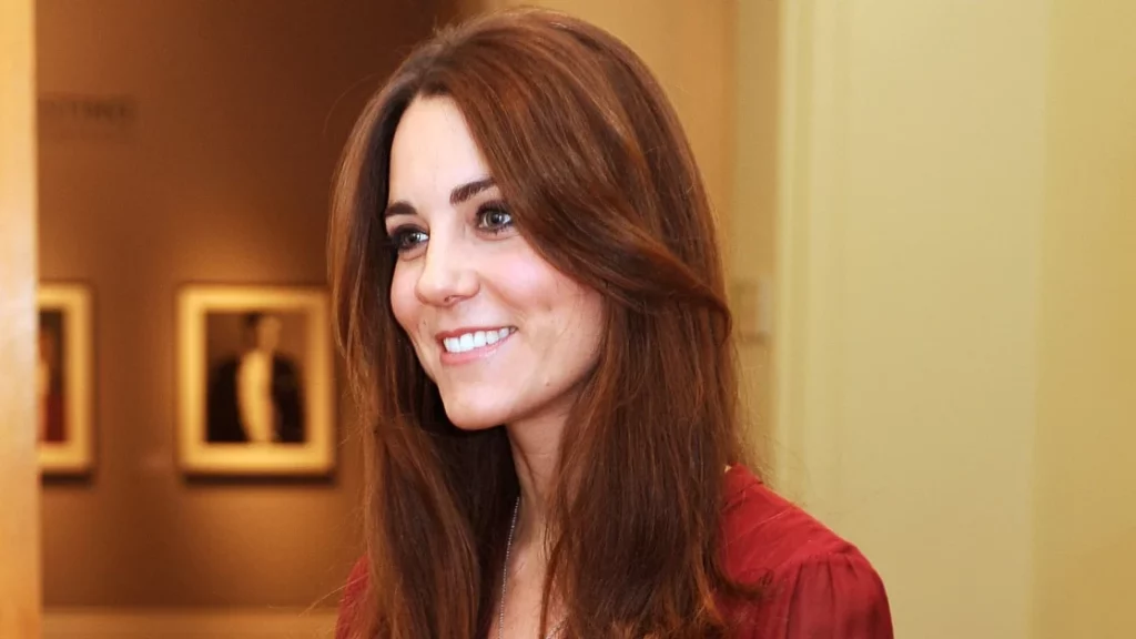 Il meraviglioso vestito rosso di Kate Middleton: l’eleganza perfetta per il suo 44° compleanno.