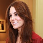 Il meraviglioso vestito rosso di Kate Middleton: l’eleganza perfetta per il suo 44° compleanno.