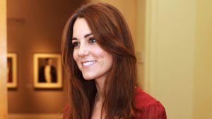 Il meraviglioso vestito rosso di Kate Middleton: l’eleganza perfetta per il suo 44° compleanno.