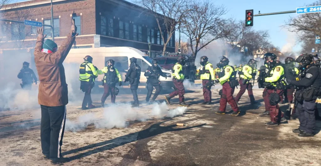 Minneapolis: tensioni e proteste dopo l’omicidio di Alex Pretti. Cittadini chiedono giustizia.