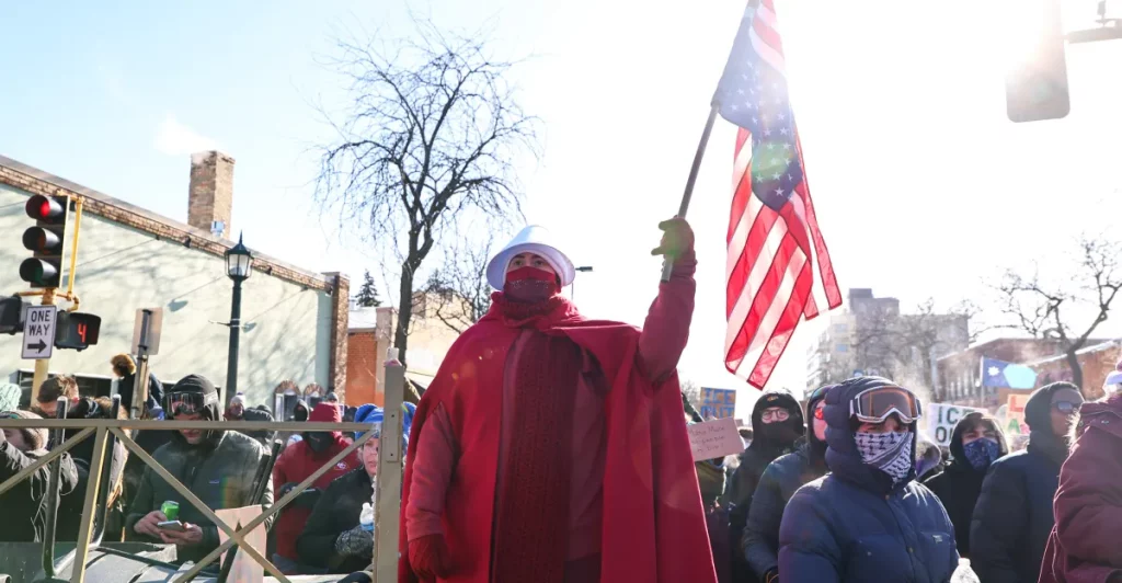 ICE invade il Minnesota: i residenti si uniscono per resistere e difendere i diritti.