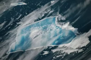 L’iceberg A-23A, gigante antartico in blu: il suo ultimo viaggio tra disintegrazione e fusione