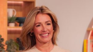 Cat Deeley conquista con gonna dorata Reiss e maglione ecru Zara: eleganza smart-casual perfetta.