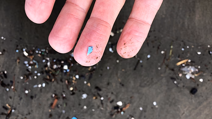 Microplastiche minacciano la protezione naturale della Terra contro il cambiamento climatico.