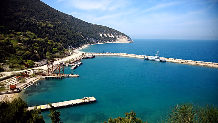 Oltre 40 ambientalisti chiedono la sospensione del luxury resort in Albania.