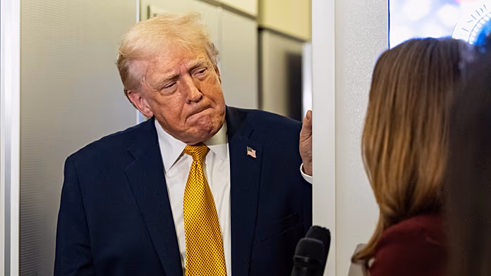 Trump punta sulle riserve petrolifere venezuelane: polemiche sulla ‘guerra fossile’ e il clima.