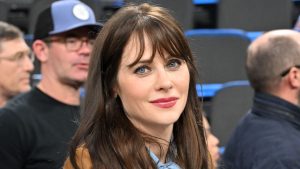 Zooey Deschanel sceglie una borsa neutra per completare il suo look elegante.