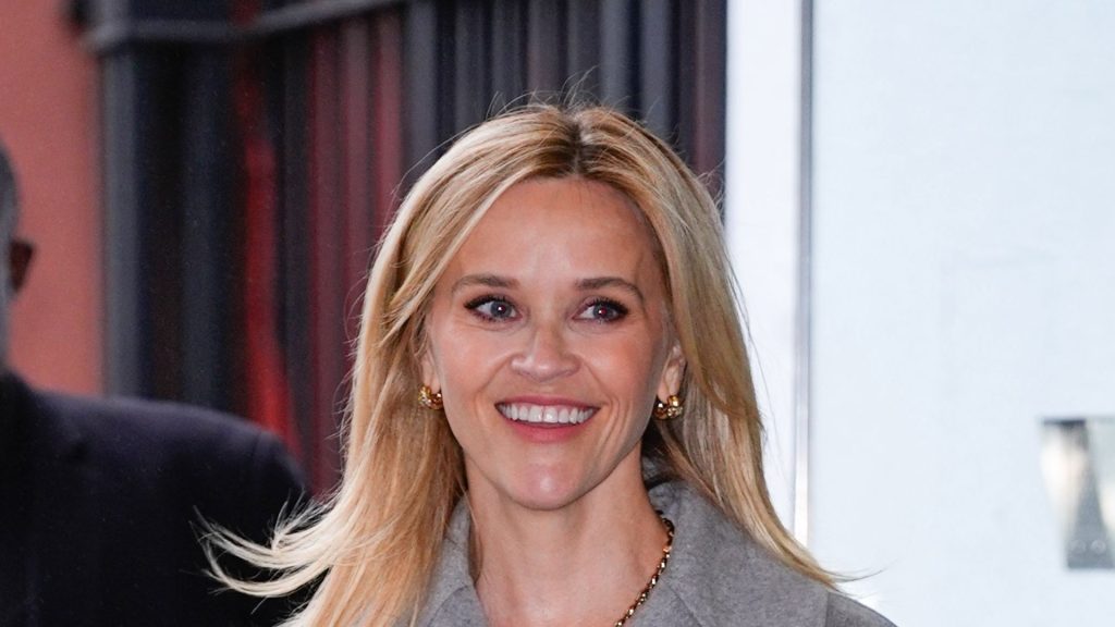 Reese Witherspoon: il look smart-casual del gennaio perfetto con jeans a palazzo e maglione.