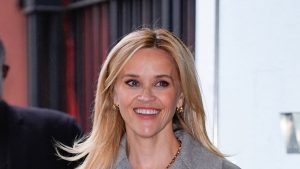 Reese Witherspoon: il look smart-casual del gennaio perfetto con jeans a palazzo e maglione.