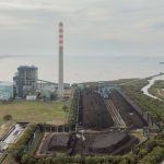 L’Indonesia rivede l’uscita dal carbone a causa di pressioni finanziarie e politiche.