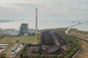 L’Indonesia rivede l’uscita dal carbone a causa di pressioni finanziarie e politiche.