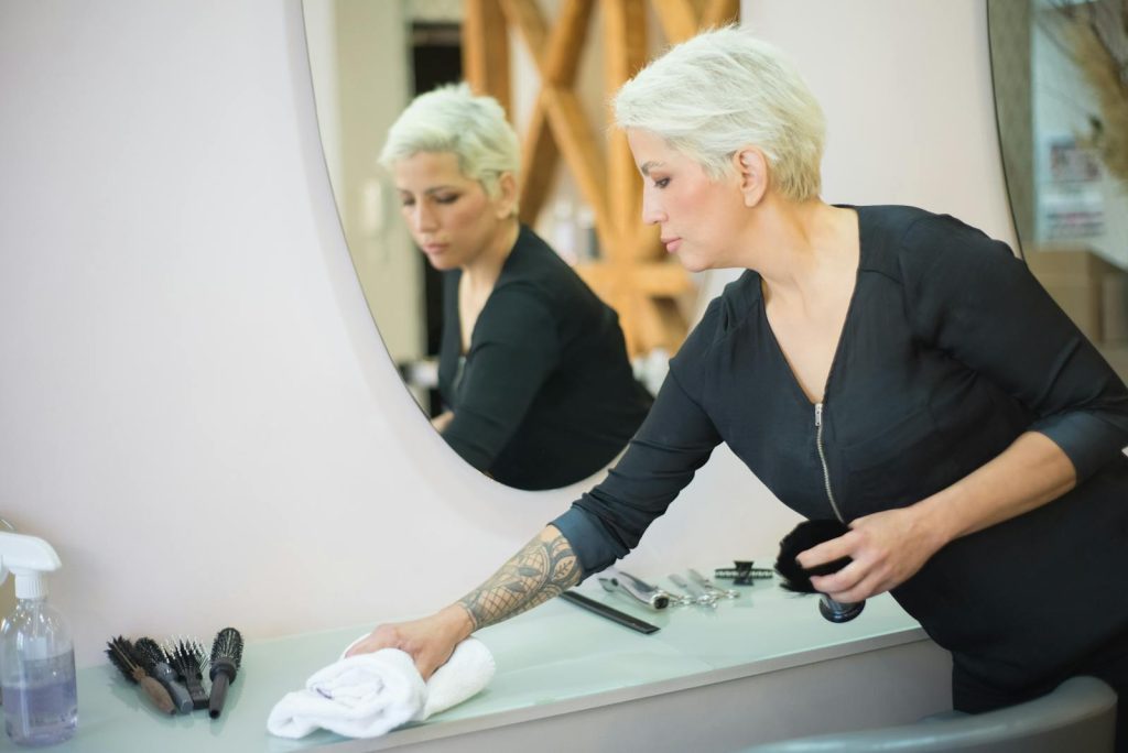 Sanificazione del salone di bellezza: 5 pratiche per garantire la sicurezza dei clienti.