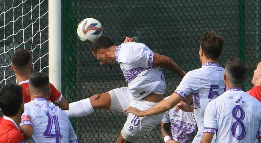 Colpire la palla di testa: possibile rischio aumentato di Parkinson e Alzheimer. Scopri i dettagli.