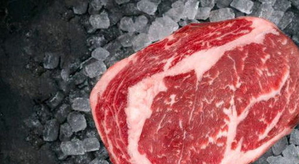 Scongelare carne e pesce: 4 metodi sicuri da conoscere e uno da evitare.