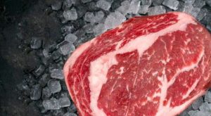 Scongelare carne e pesce: 4 metodi sicuri da conoscere e uno da evitare.