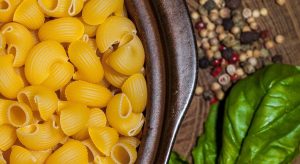 Alimentazione anti-tumore: cereali integrali e olio moderato dalla colazione alla cena.