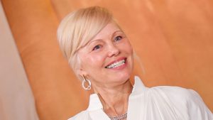 Pamela Anderson’s Golden Globes Look: The Timeless Power of a Classic White Shirt