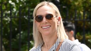 Zara Tindall brilla in spiaggia: espadrillas comode e midi floreale, un sogno estivo.