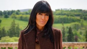Claudia Winkleman incanta con culottes stampate, stivali color nocciola e cappotto marrone cioccolato chic.