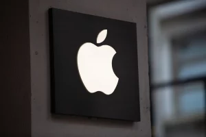 Apple sta sviluppando un dispositivo indossabile con intelligenza artificiale per sfidare OpenAI.