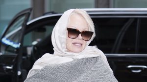 Pamela Anderson esprime il trend dei cappotti stagionali con accessori in tonalità perfetta.