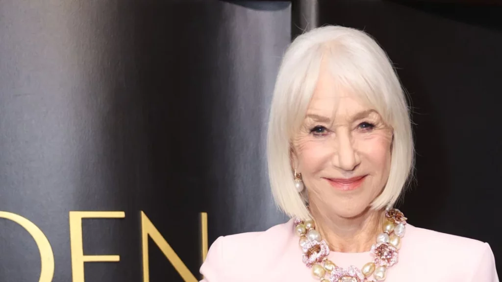 Helen Mirren rivela il rosa candyfloss come trend must-have per questa primavera.