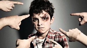 Brindisi: docente minaccia alunno di morte, famiglia denuncia. Quali conseguenze per il professore?