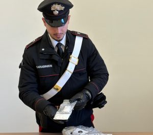 22enne arrestato a Roma: scoperti 4 kg di droga in auto e a casa.