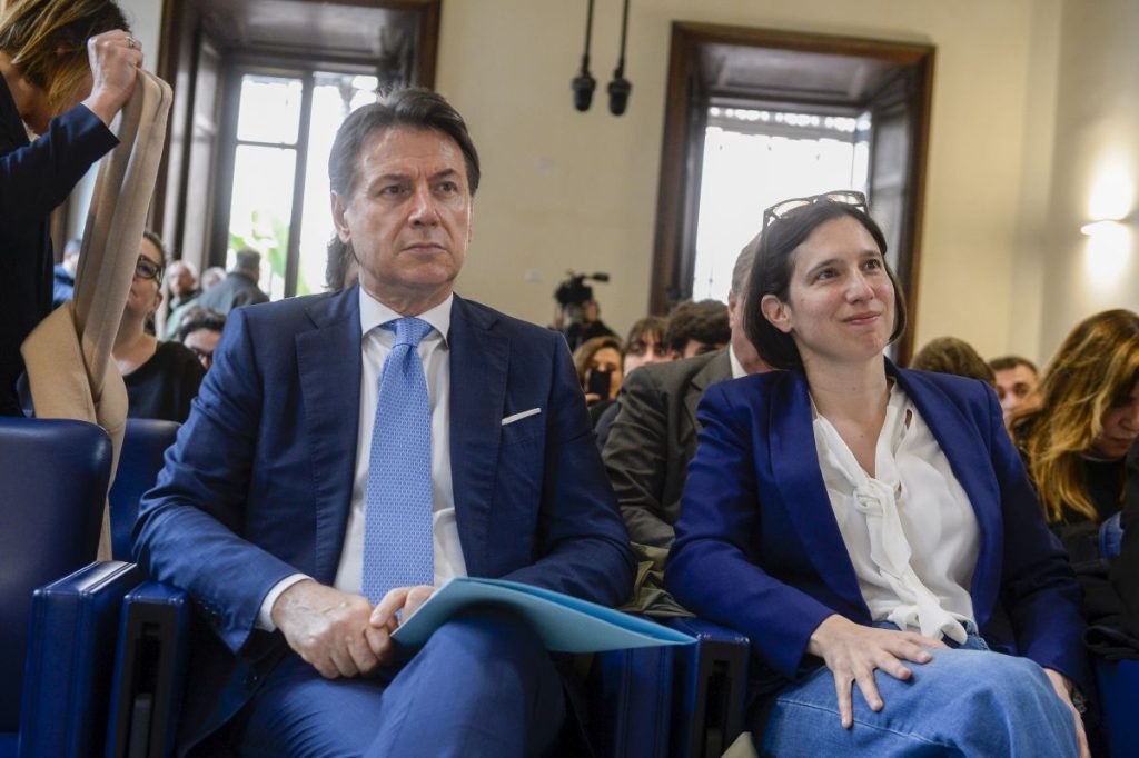 Attacco USA in Venezuela: Schlein contatta Tajani, Conte denuncia l’aggressione illegittima.