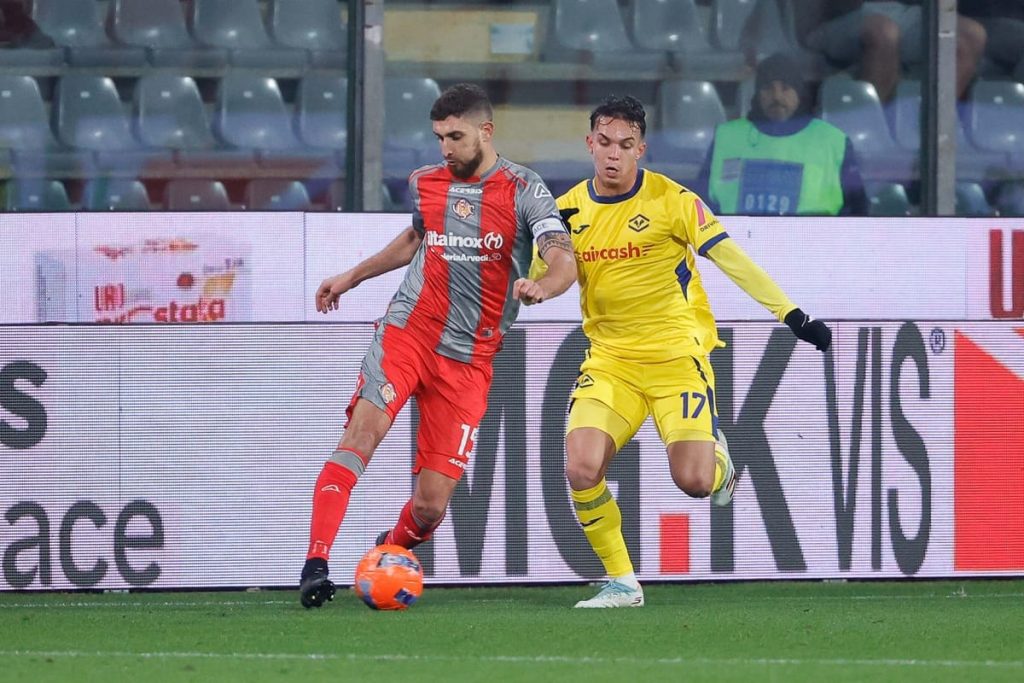 Cremonese-Verona finisce 0-0: un pareggio cruciale nello scontro salvezza allo Zini.