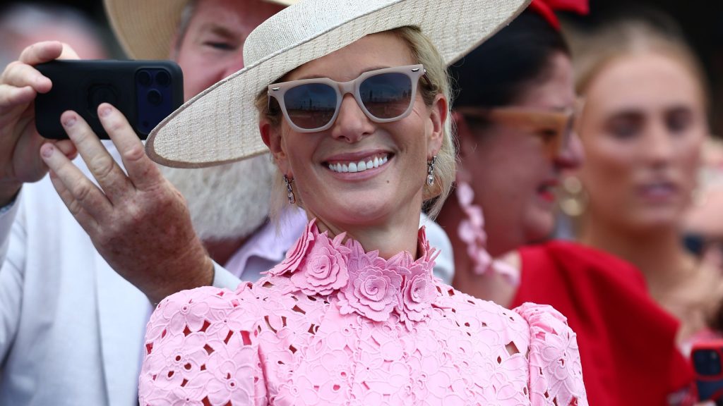 Zara Tindall sceglie un abito midi rosa bubblegum come must dell’estate.