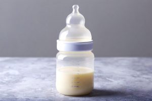 Contaminazione del latte per neonati Nestlé: 60 Paesi coinvolti, indagini su due morti.