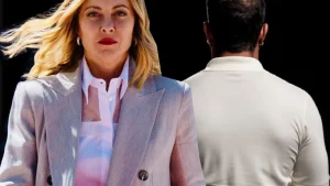 Dietro la mano falsa di Meloni: l’ipotesi di The Journalai svelata