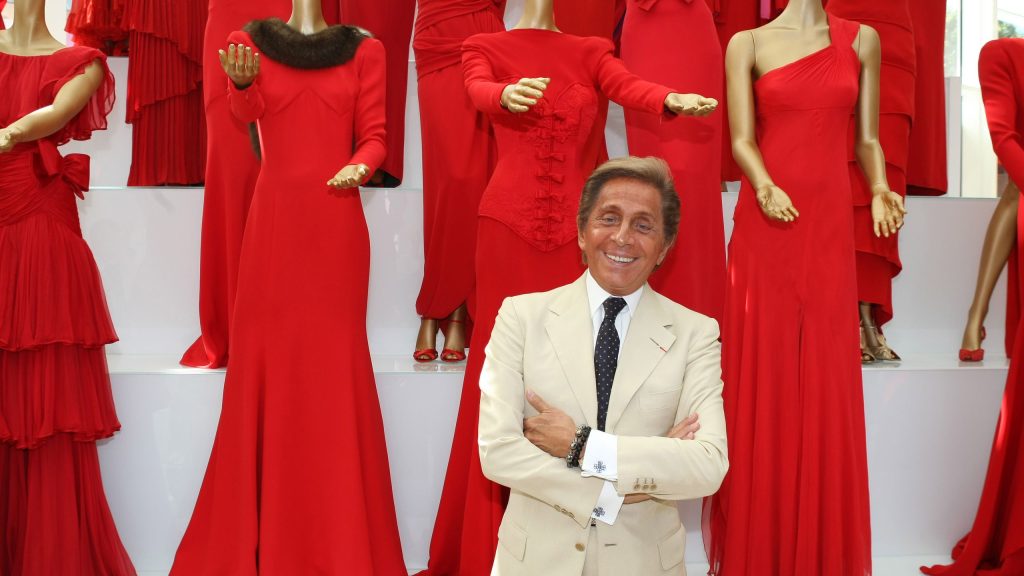 Il trionfo del rosso: un omaggio perfetto a Valentino in questa stagione.