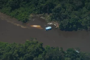 Mercurio e crimine: il dramma dell’estrazione illegale nel fiume Nanay in Perù.